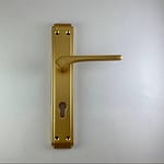 ⁦يد باب خشب⁩